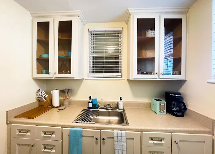 Cozy One Bedroom Unit In The Heart Of Jax Beach!